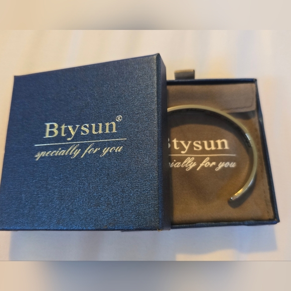 Bytsun silver cuff bracelet 'You are loved...' - Picture 3 of 4